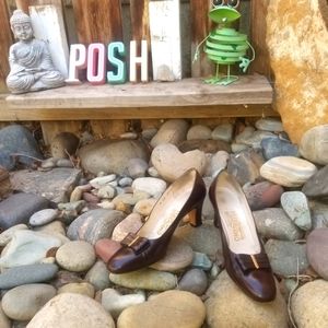 Vintage Salvatore Ferragamo leather pump with bow